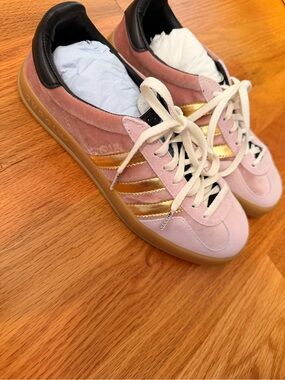 Gucci x Addidas Women's Pink Suede Sneakers with Gold Stripes